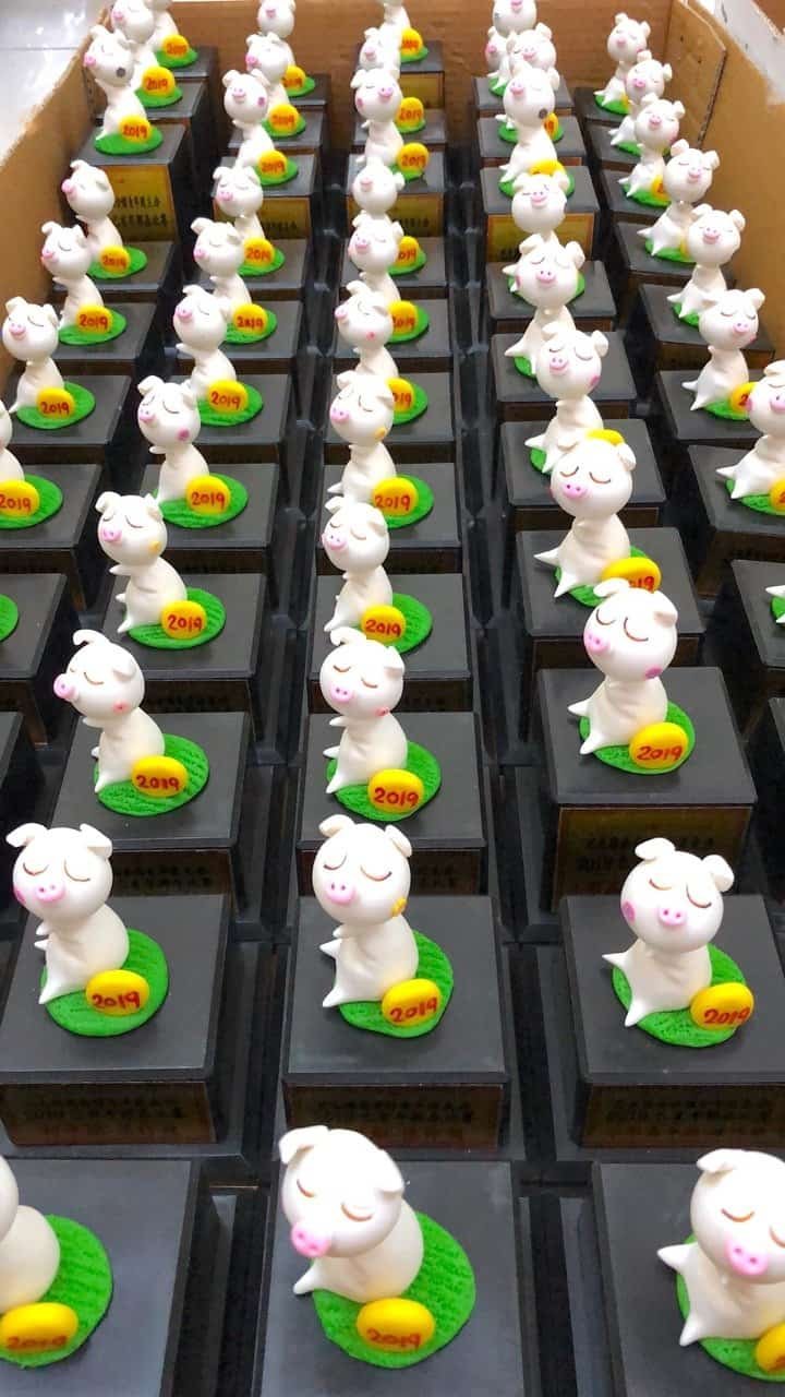 kl-tomo-moo-clay-handmade-trophy-pig-1