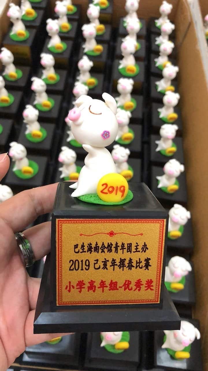 kl-tomo-moo-clay-handmade-trophy-pig-2